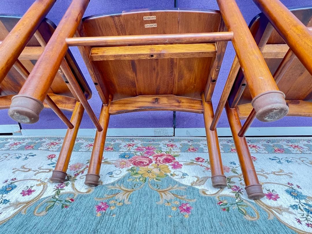 オールドカリモクコロニアルダイニングテーブルと椅子、馬車の彫刻入り