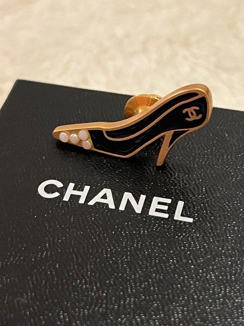 CHANEL シャネル　ハイヒール　ピンブローチ　　ゴールドブラック