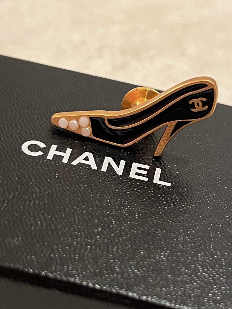 CHANEL シャネル　ハイヒール　ピンブローチ　　ゴールドブラック
