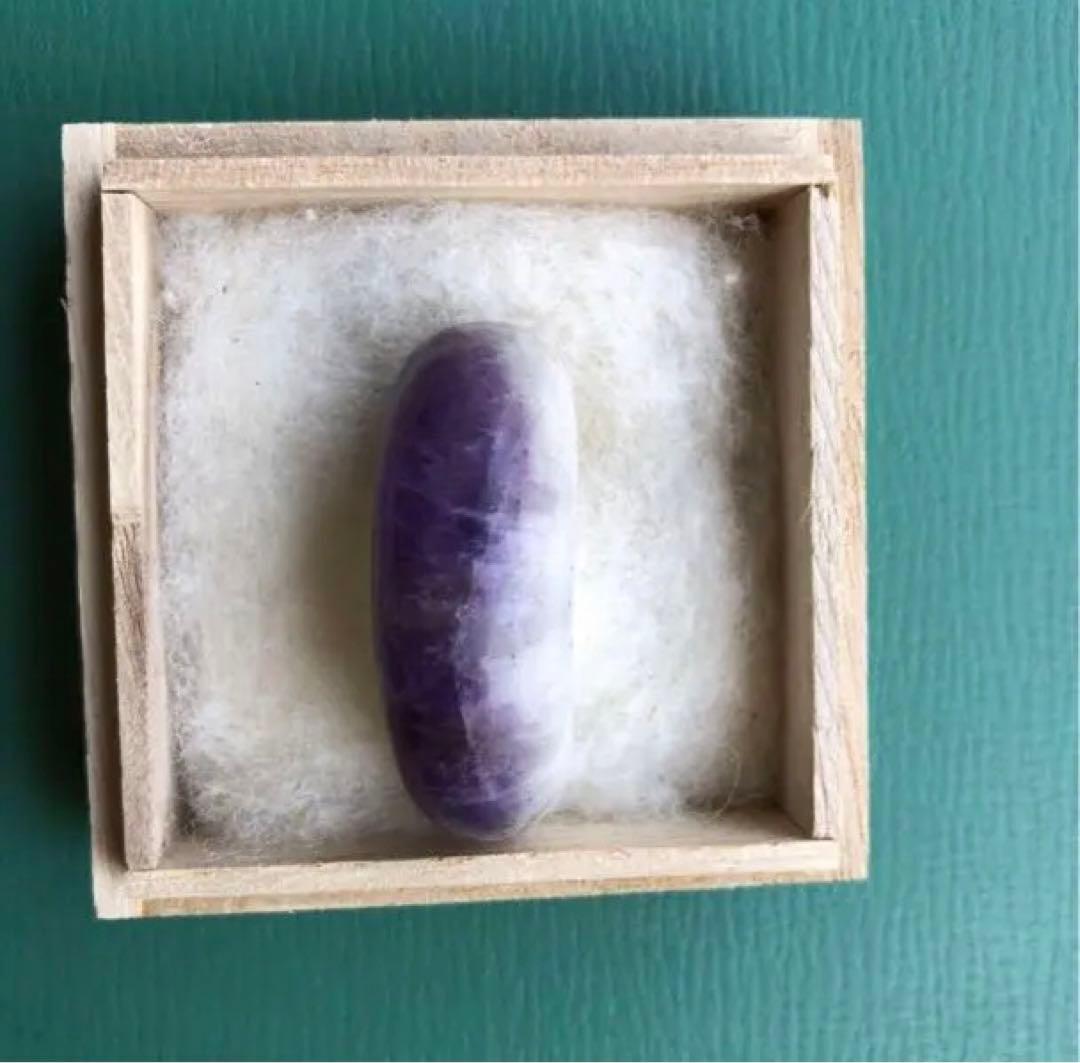 勾玉　（i）　箱付き