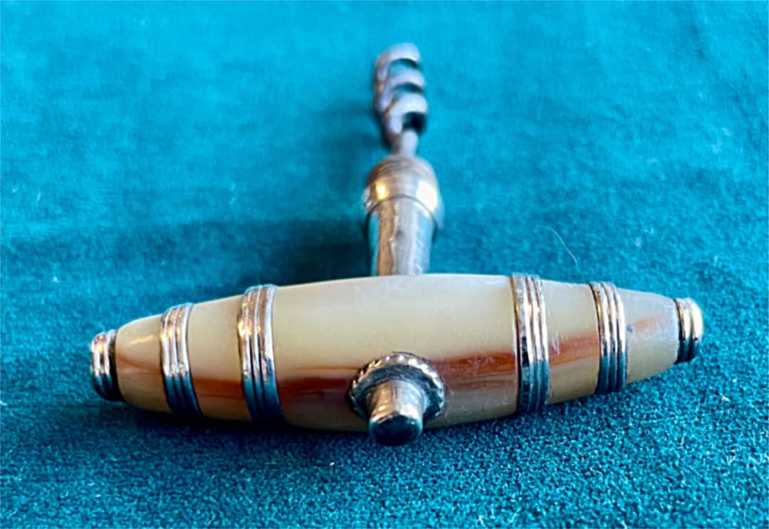 白蝶貝と銀製のコルクスクリュー