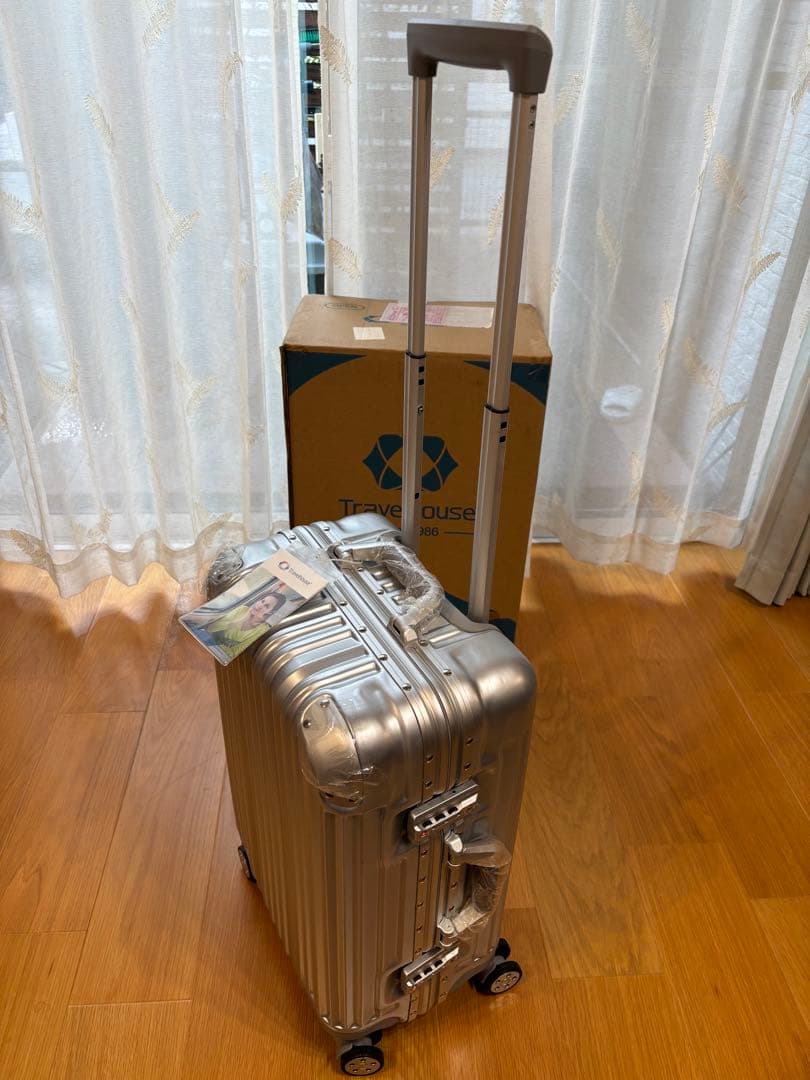 Travelhouse シルバー キャリーケース 中型