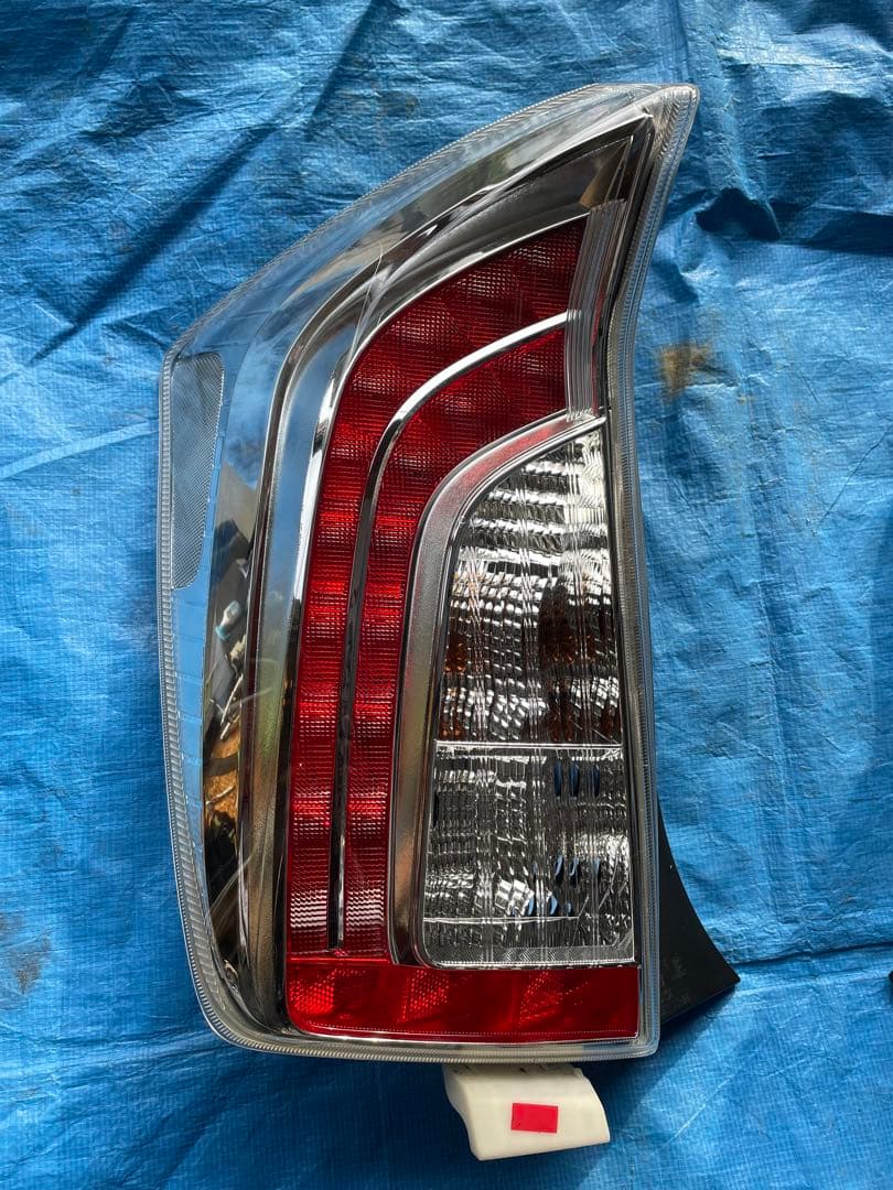 30プリウス後期純正テールランプ