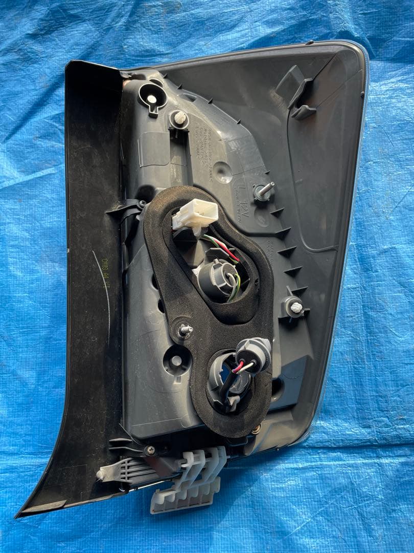 30プリウス後期純正テールランプ