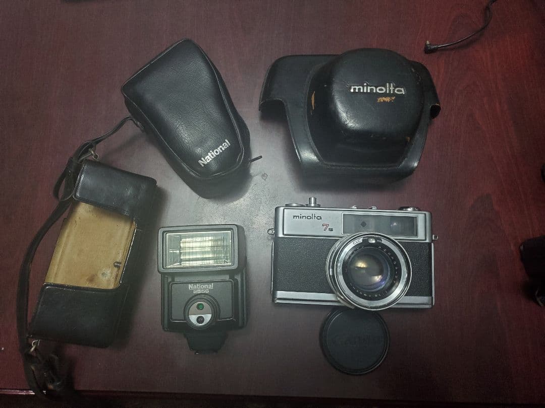 昭和レトロ　カメラ２台　ストロボフラッシュ１台　発光器１台　全てケース付き