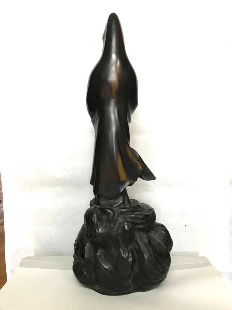 銅製:岩上白衣観世音菩薩立像