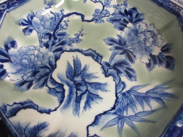 伊万里焼青磁染付牡丹図八角鉢 [B24866]