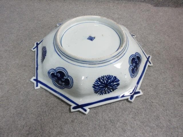 伊万里焼青磁染付牡丹図八角鉢 [B24866]