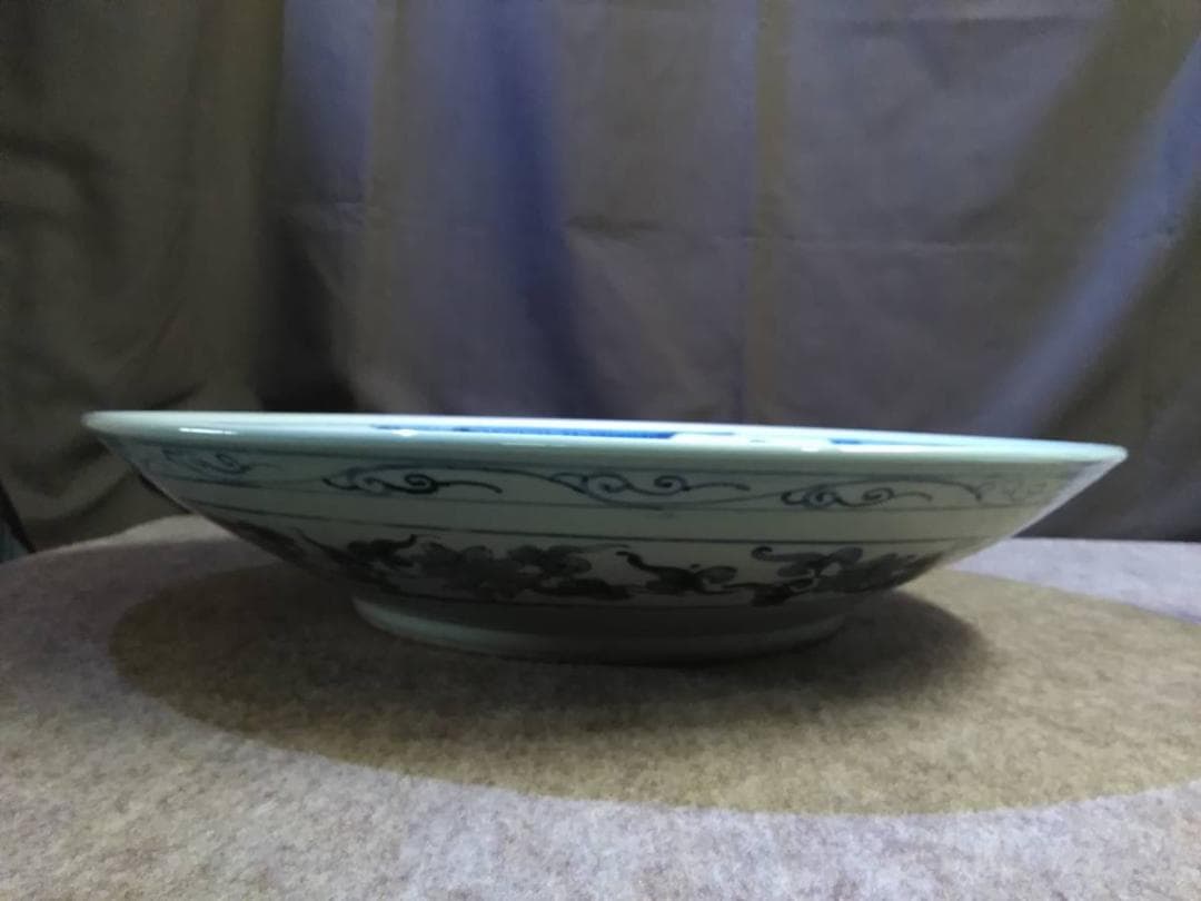 中国　大勢の遊ぶ唐人　唐子柄　重量感のある大きな古い大皿　裏印