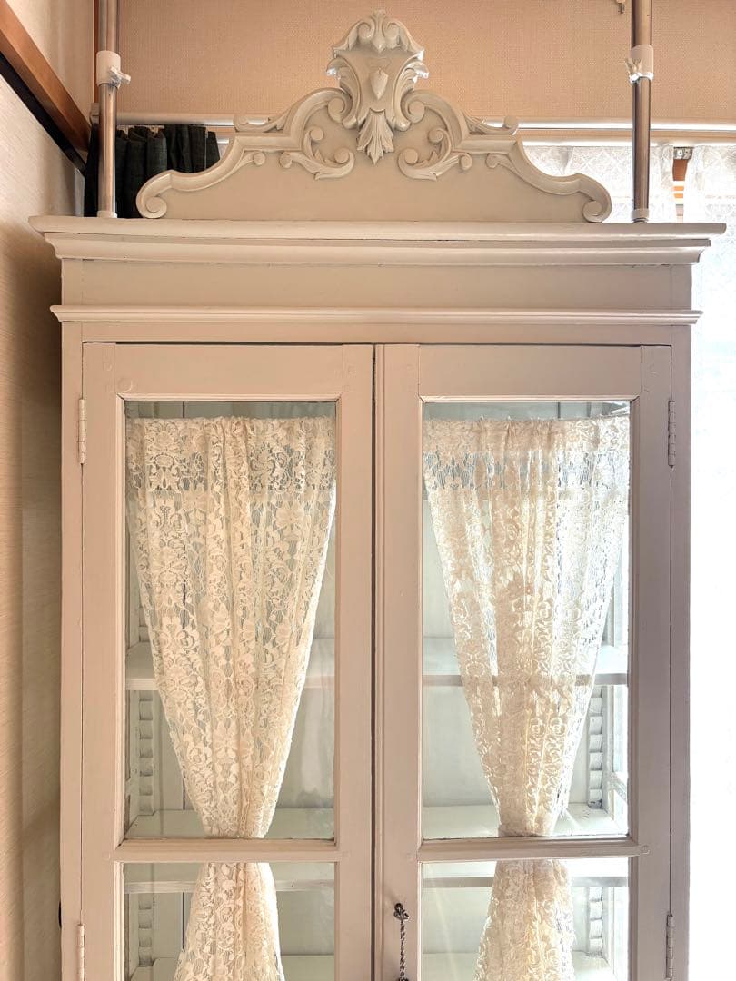 ♡フランスアンティーク　本棚　レース　ガラスキャビネット　ペディメント付　送料込