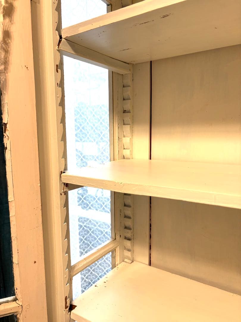 ♡フランスアンティーク　本棚　レース　ガラスキャビネット　ペディメント付　送料込