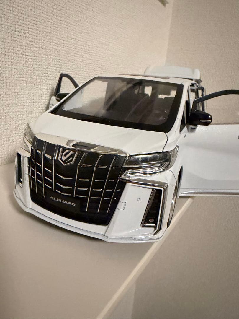 ブラック入荷！値下げ不可 トヨタ アルファード ミニカー 1/18 ホワイト