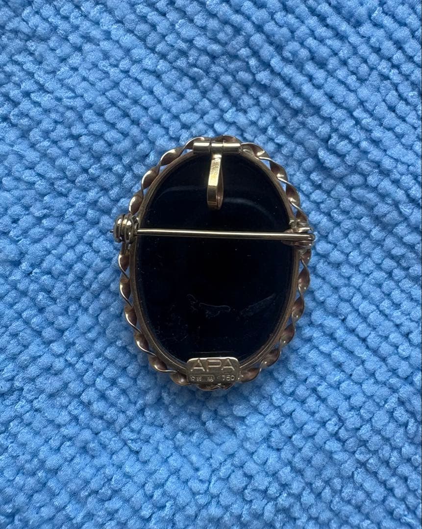 Roberta by APA カメオブローチ