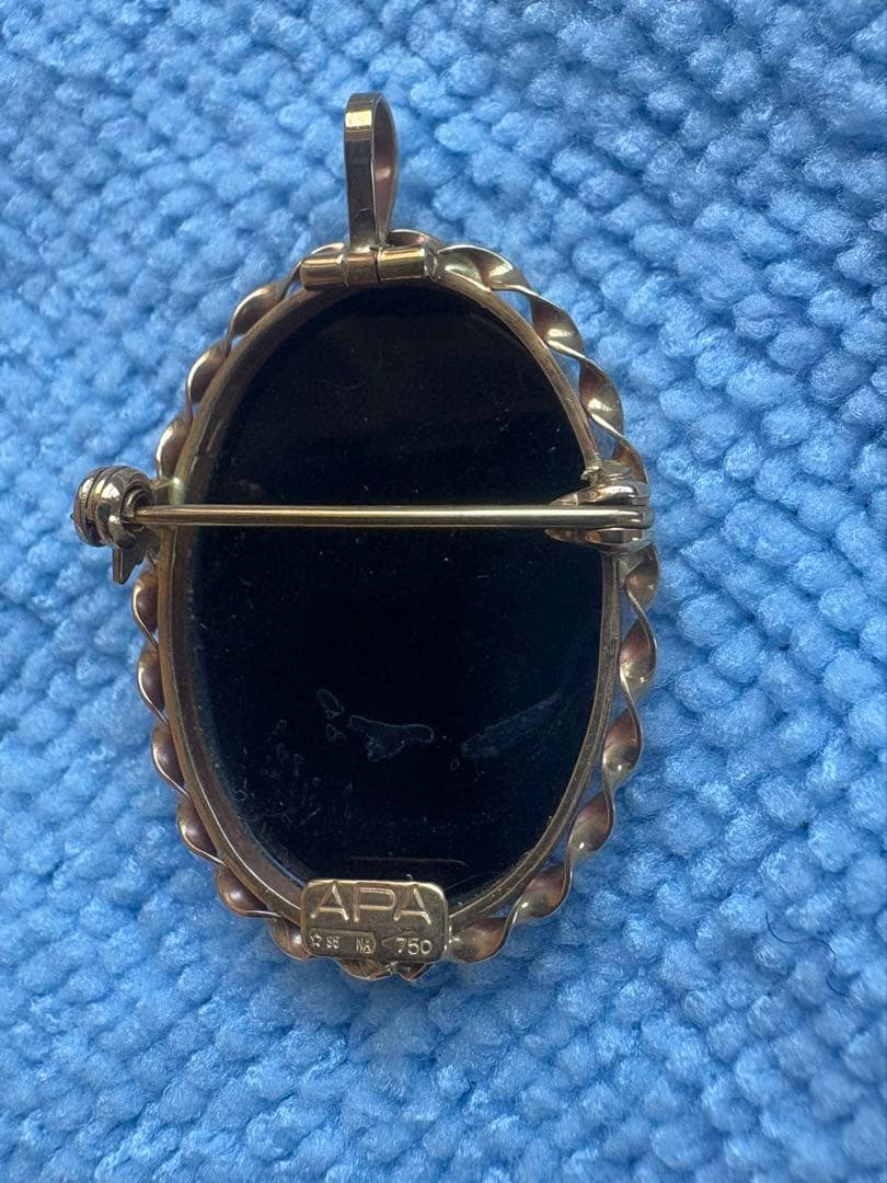 Roberta by APA カメオブローチ