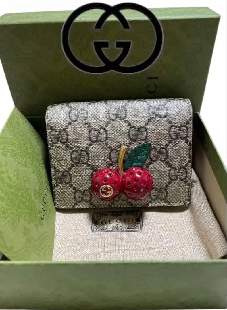 s*様 ❤️GUCCI ❤️二つ折り財布 チェリー装飾