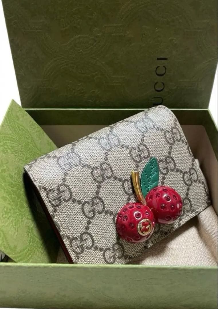 s*様 ❤️GUCCI ❤️二つ折り財布 チェリー装飾