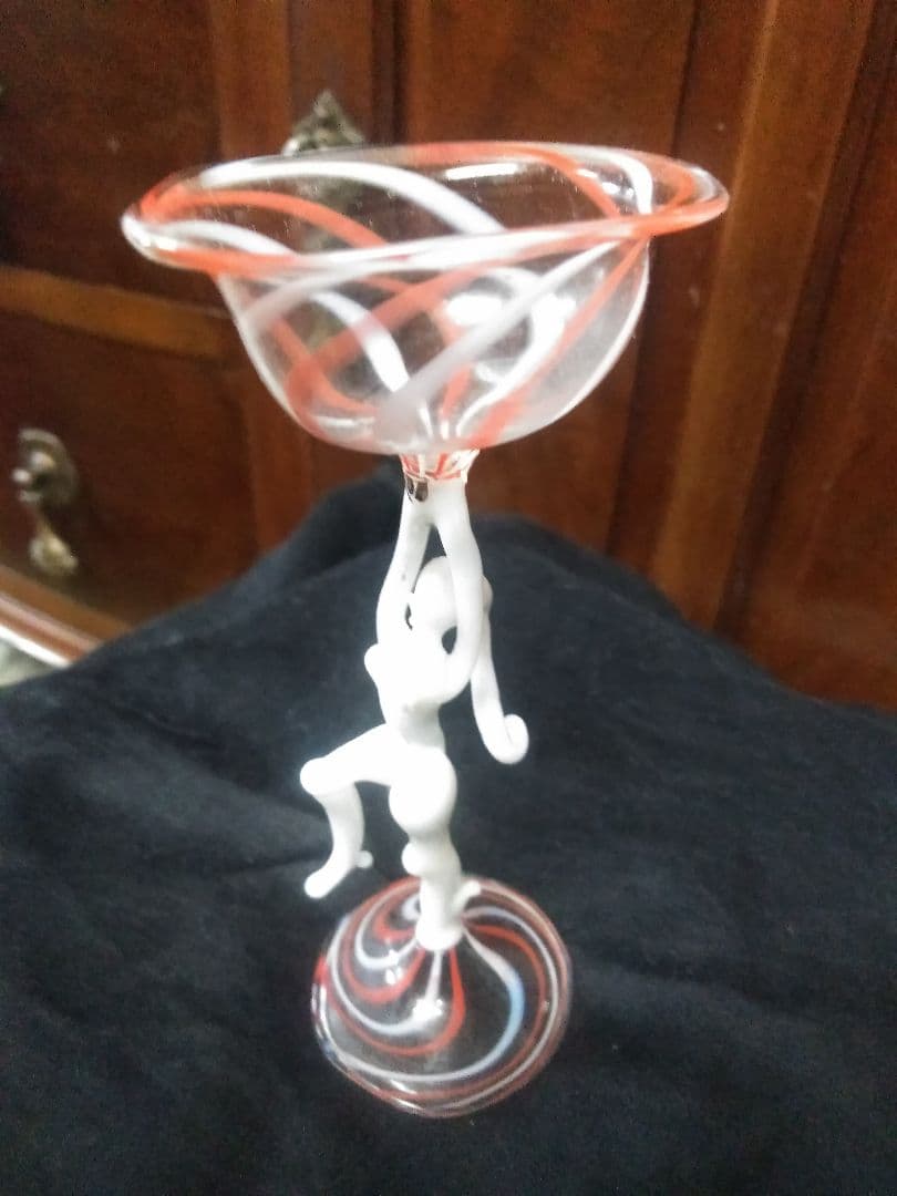 アンティークの小さなビミニグラスかわいい少女