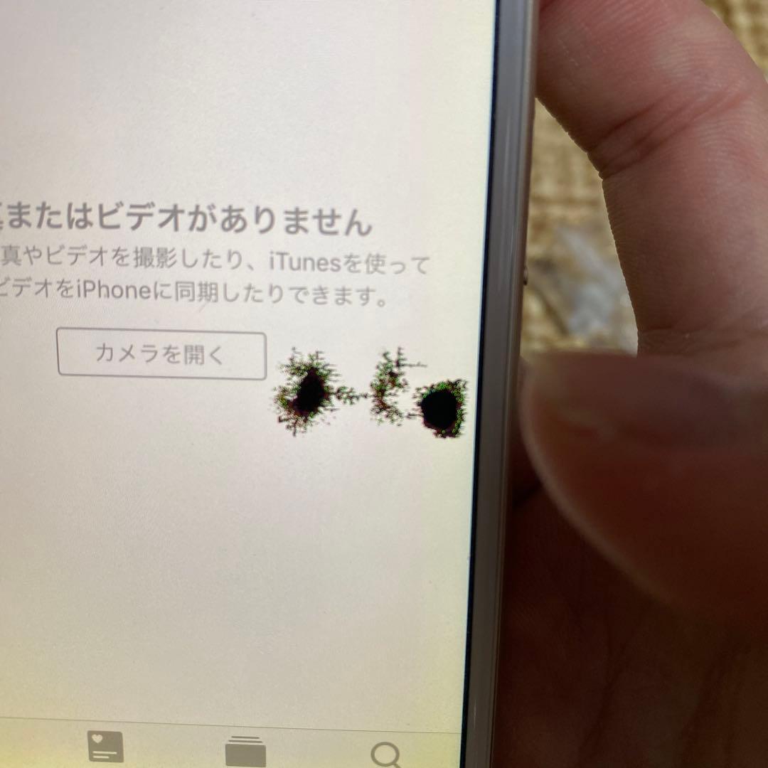 左　iPhone8 256GB 右 iPhone6 64GB 黒い丸あり
