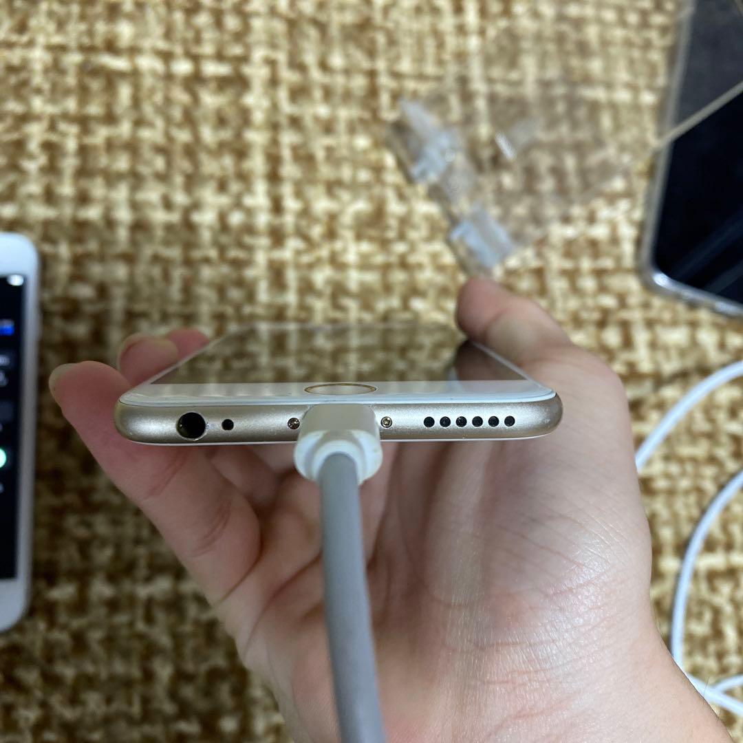 左　iPhone8 256GB 右 iPhone6 64GB 黒い丸あり