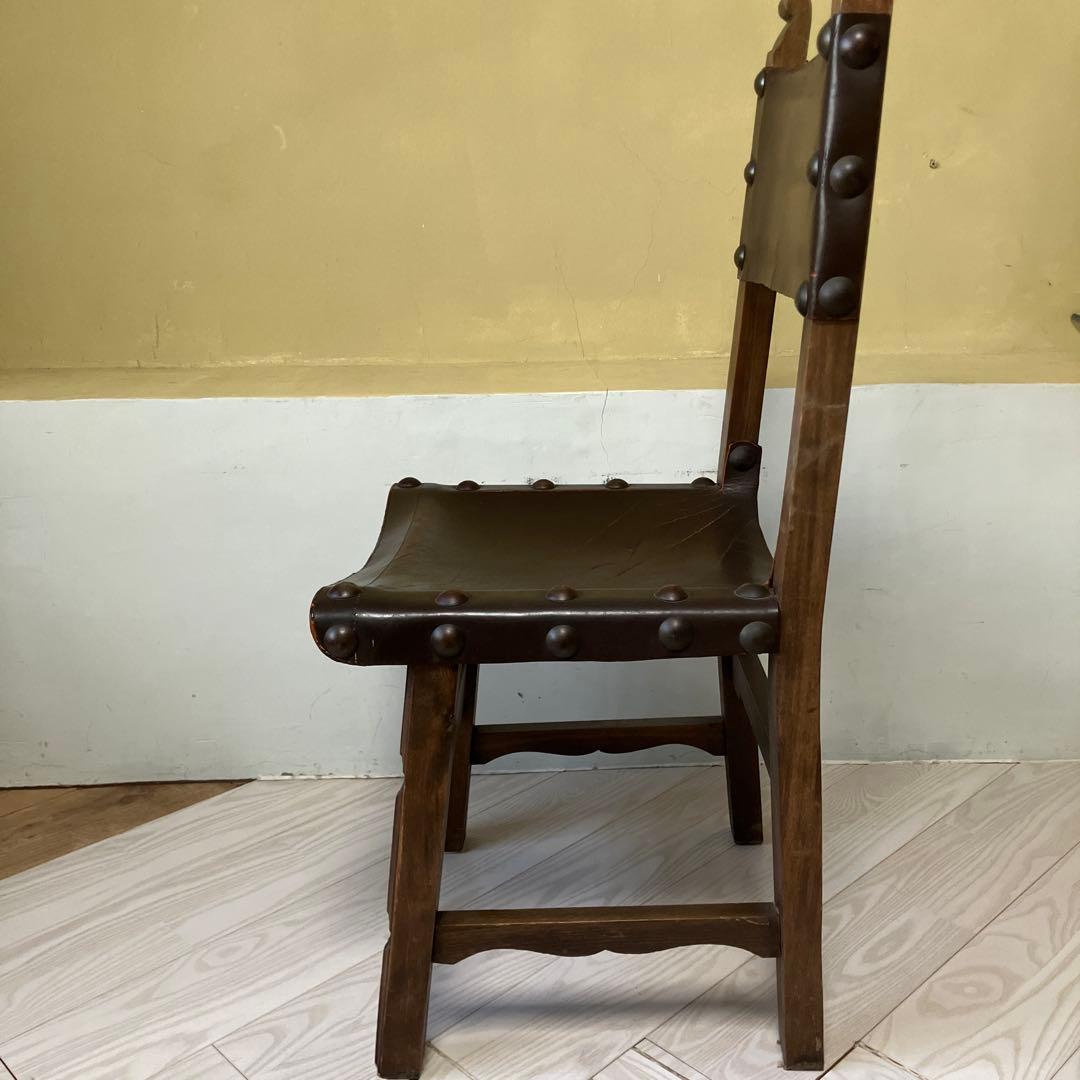 装飾彫刻入りスタッズ付き革椅子イギリスアンティーク本革ヴィンテージ