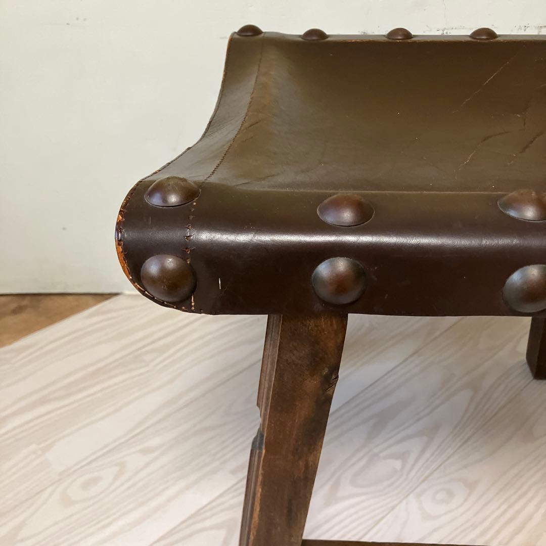 装飾彫刻入りスタッズ付き革椅子イギリスアンティーク本革ヴィンテージ