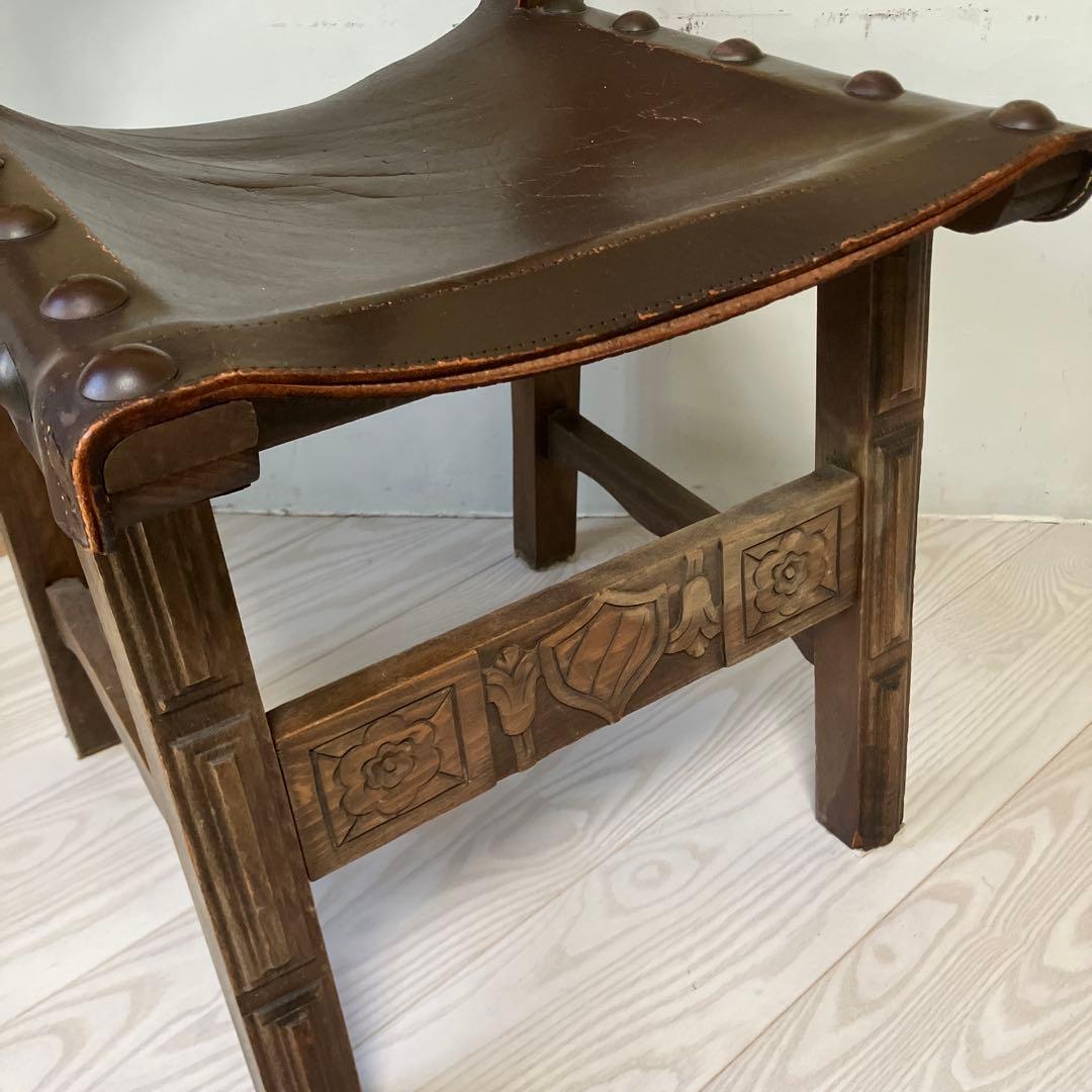 装飾彫刻入りスタッズ付き革椅子イギリスアンティーク本革ヴィンテージ