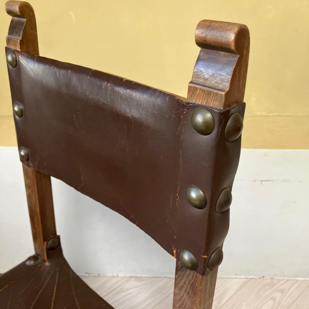 装飾彫刻入りスタッズ付き革椅子イギリスアンティーク本革ヴィンテージ