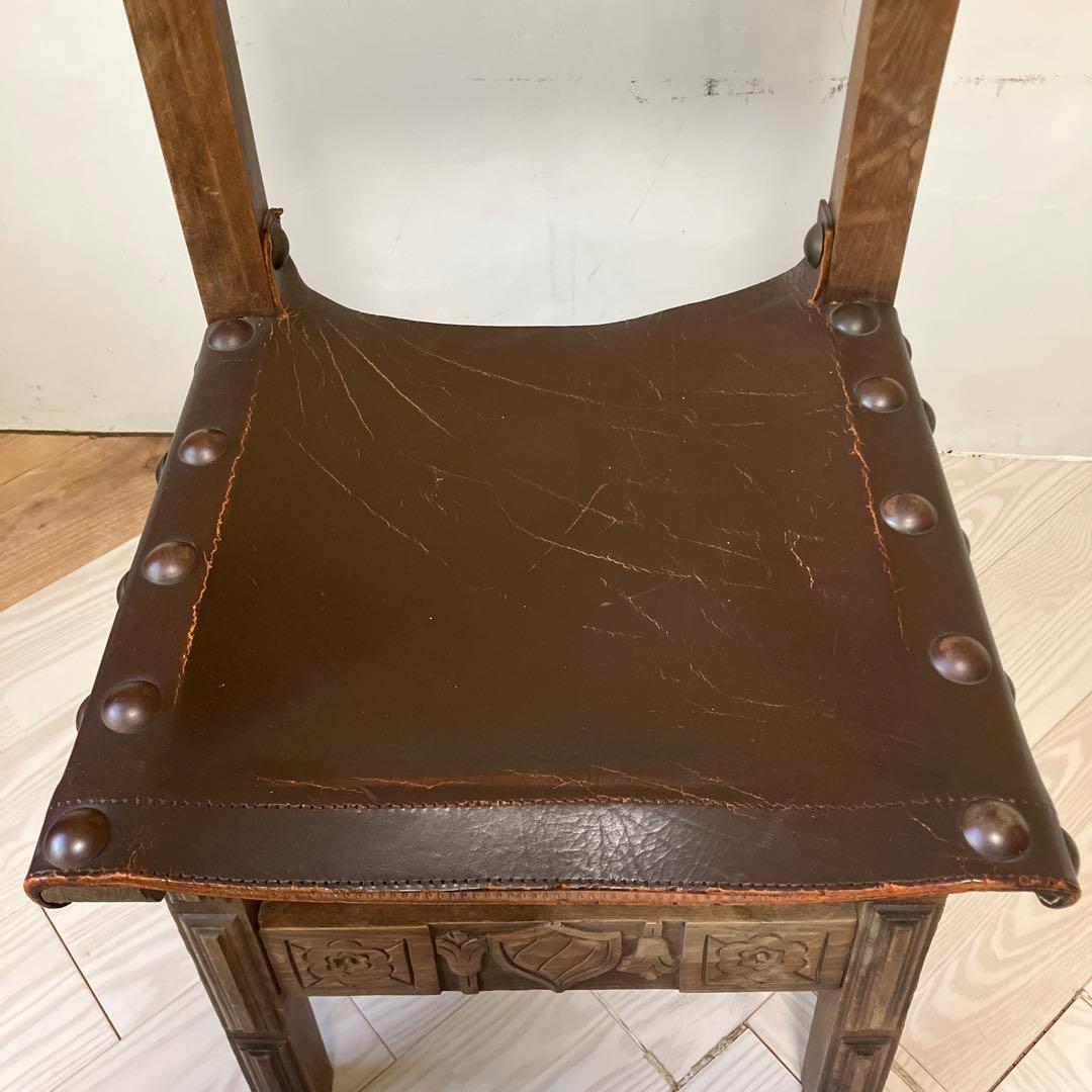 装飾彫刻入りスタッズ付き革椅子イギリスアンティーク本革ヴィンテージ