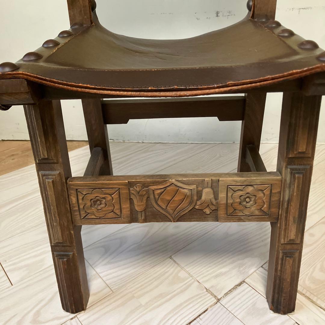 装飾彫刻入りスタッズ付き革椅子イギリスアンティーク本革ヴィンテージ