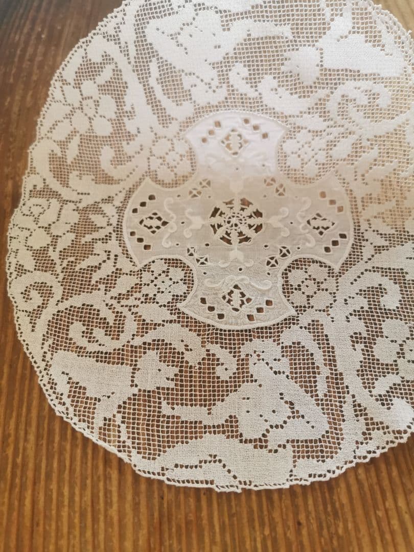 アンティークイタリア 女神と犬のフィレレース レティセラプント刺繍リネンドイリー