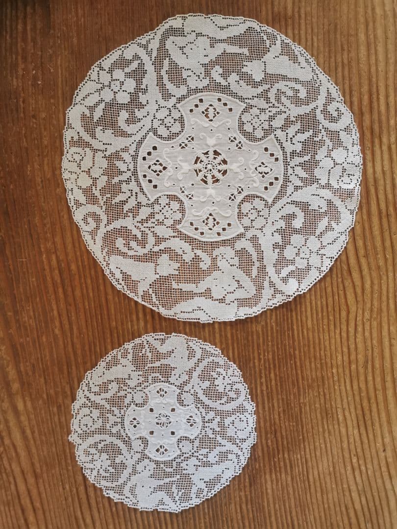 アンティークイタリア 女神と犬のフィレレース レティセラプント刺繍リネンドイリー