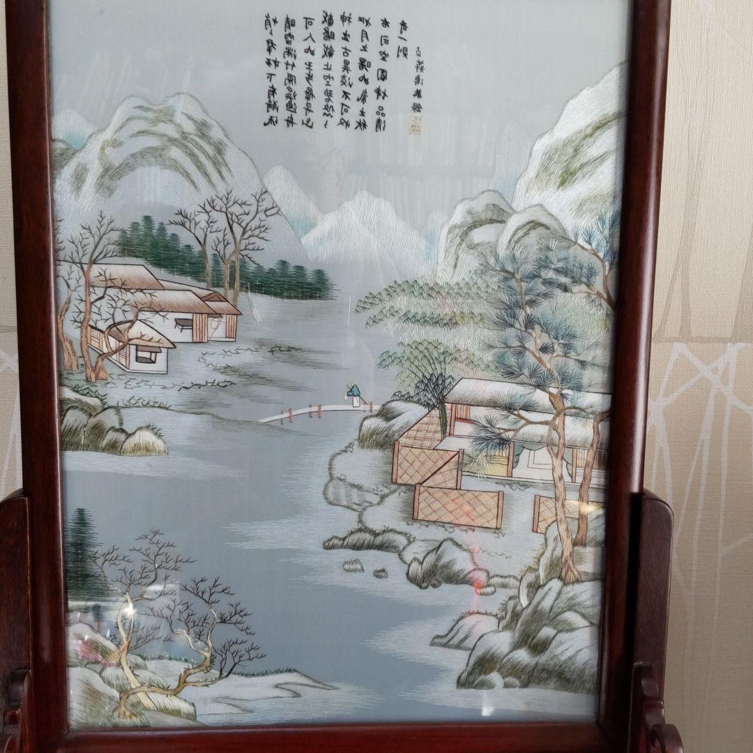 中国伝統工芸品、両面刺繍の山水画です。
