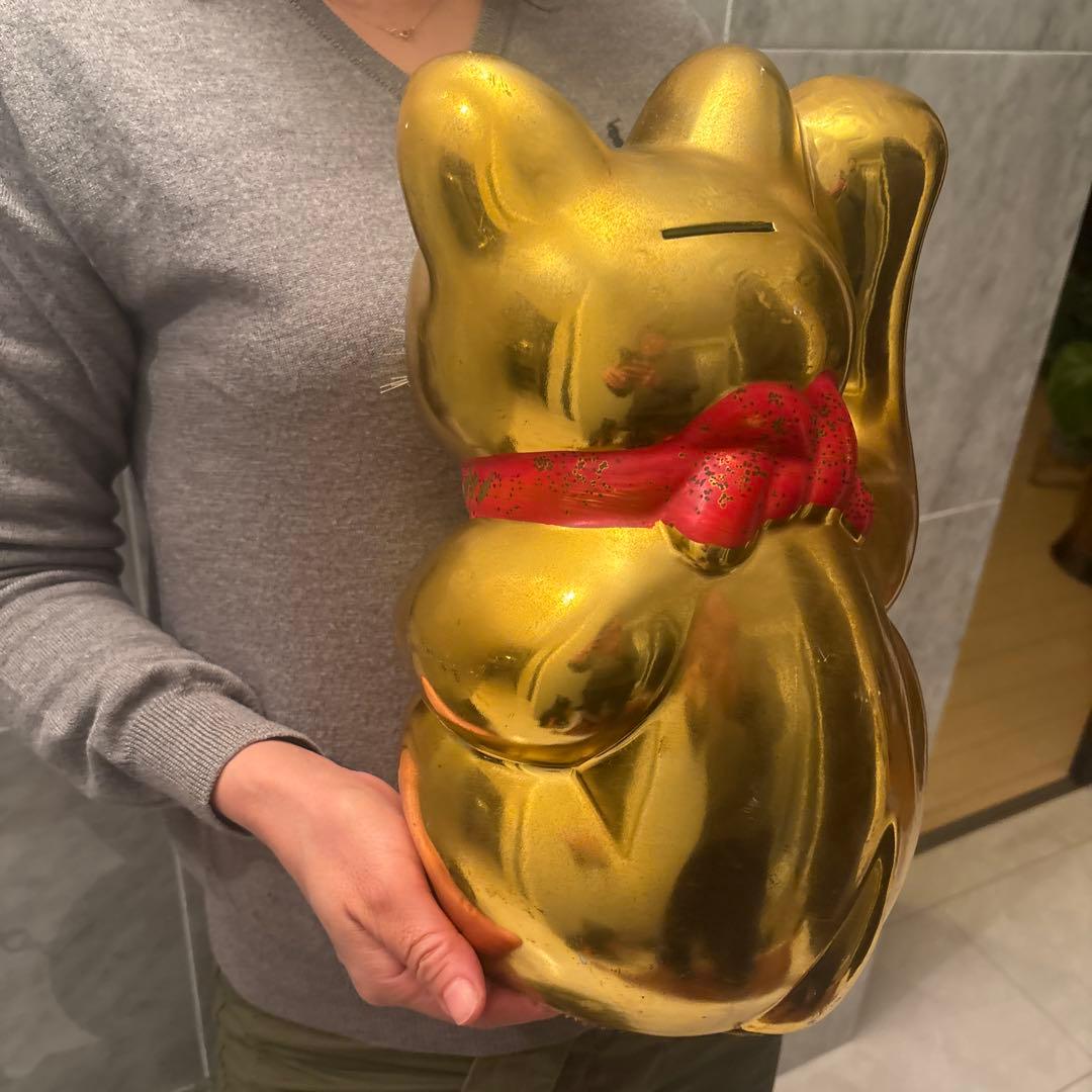 セブンスター様　ヴィンテージ手描きの瞳やまつ毛,前掛けが美しく黄金に輝く招き猫