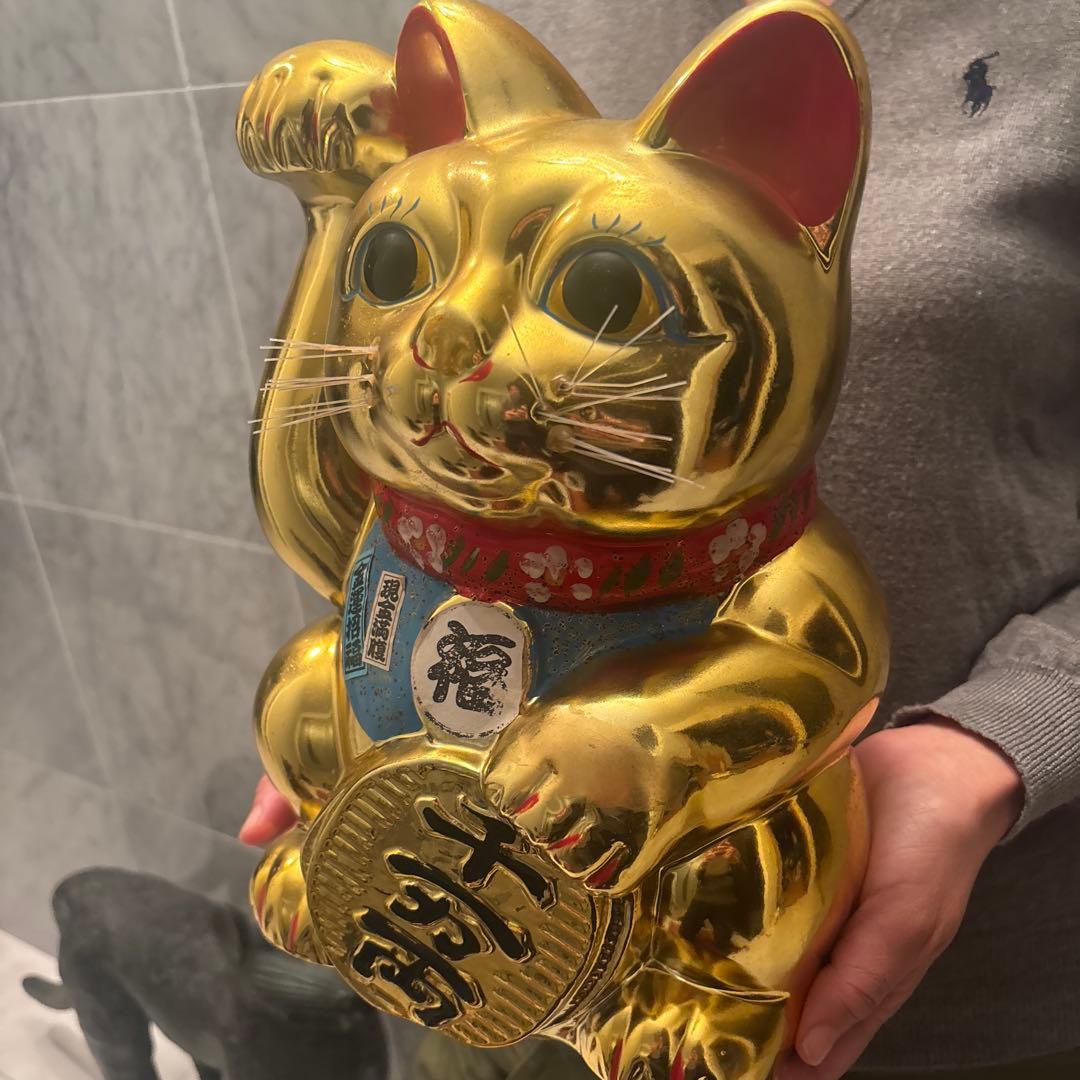 セブンスター様　ヴィンテージ手描きの瞳やまつ毛,前掛けが美しく黄金に輝く招き猫