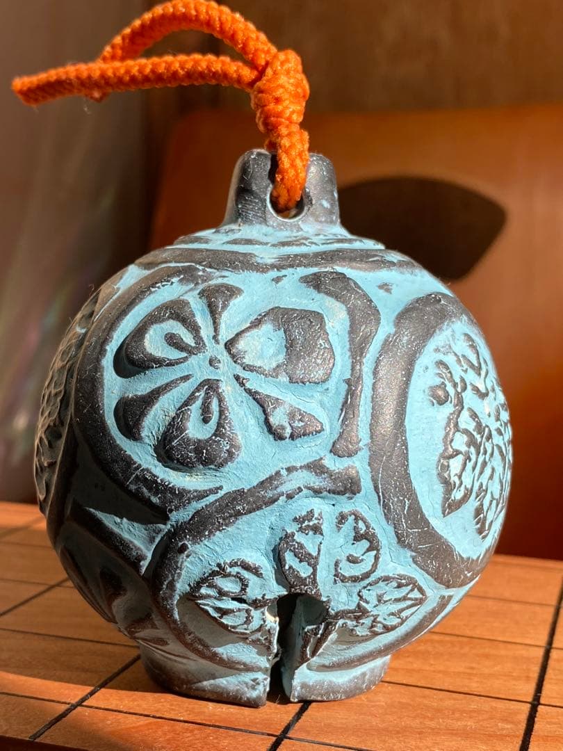青と黒の彫刻模様の陶器球 土鈴 風鈴