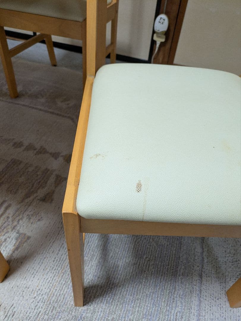 木製ダイニングテーブルと椅子2脚セット