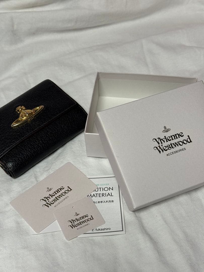 お*ん様 三つ折り財布 黒 レザー 金色ロゴ