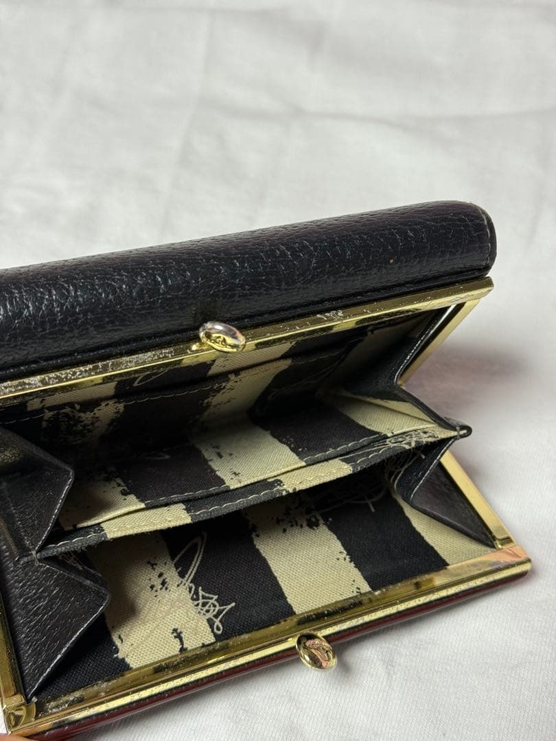 お*ん様 三つ折り財布 黒 レザー 金色ロゴ