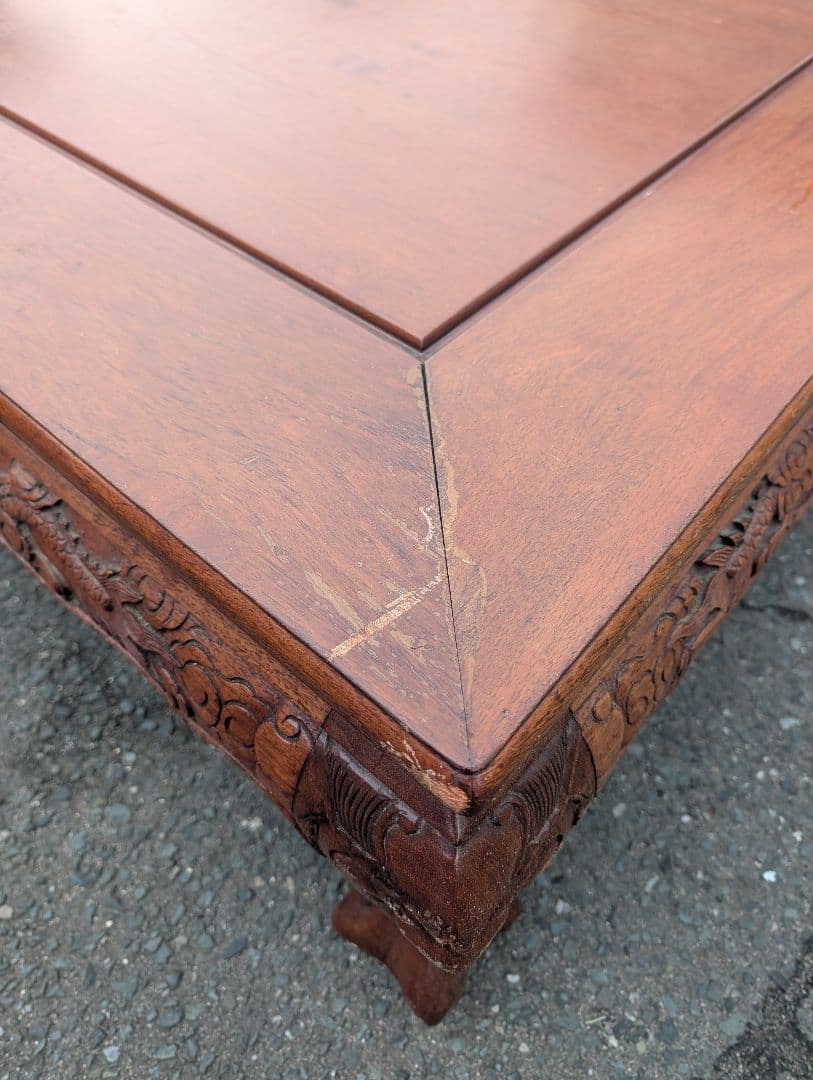 彫刻入り茶色木製座卓