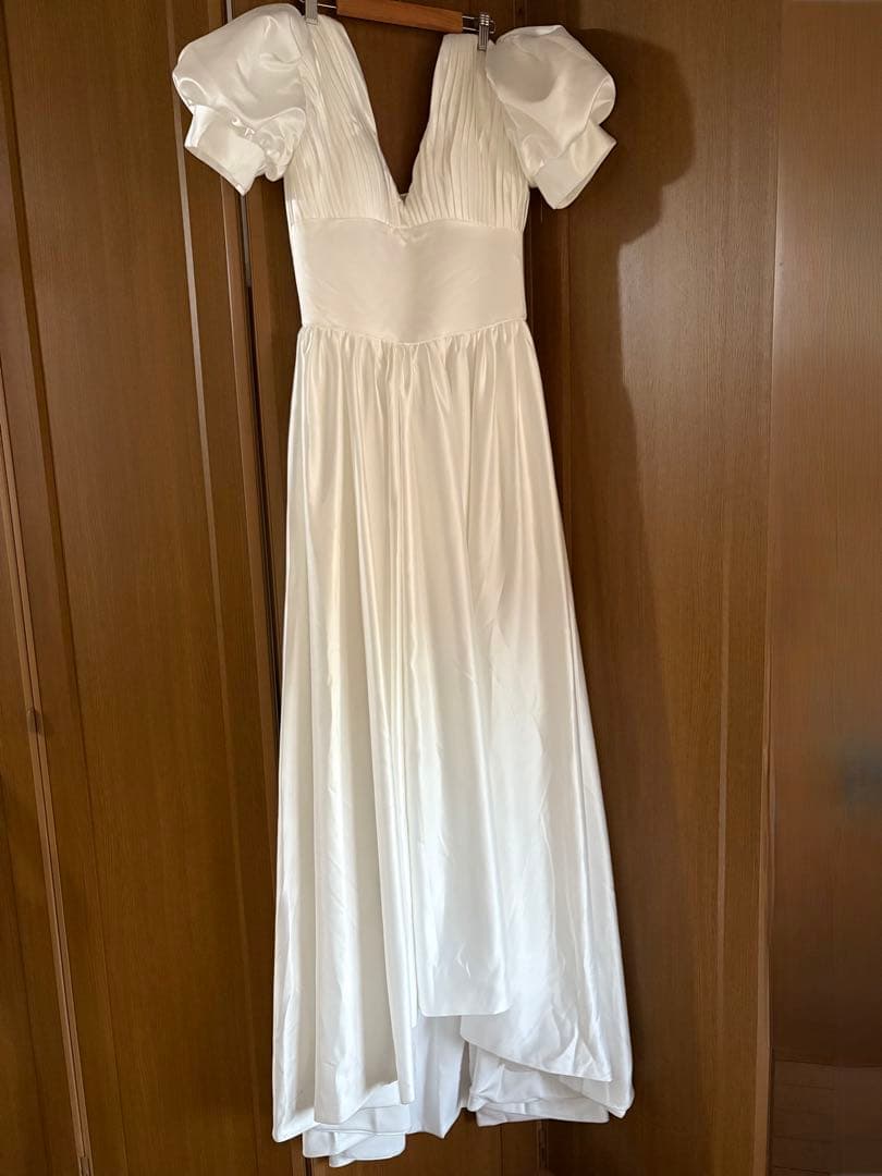 サテン　パフスリーブ　ウエディング　ドレス