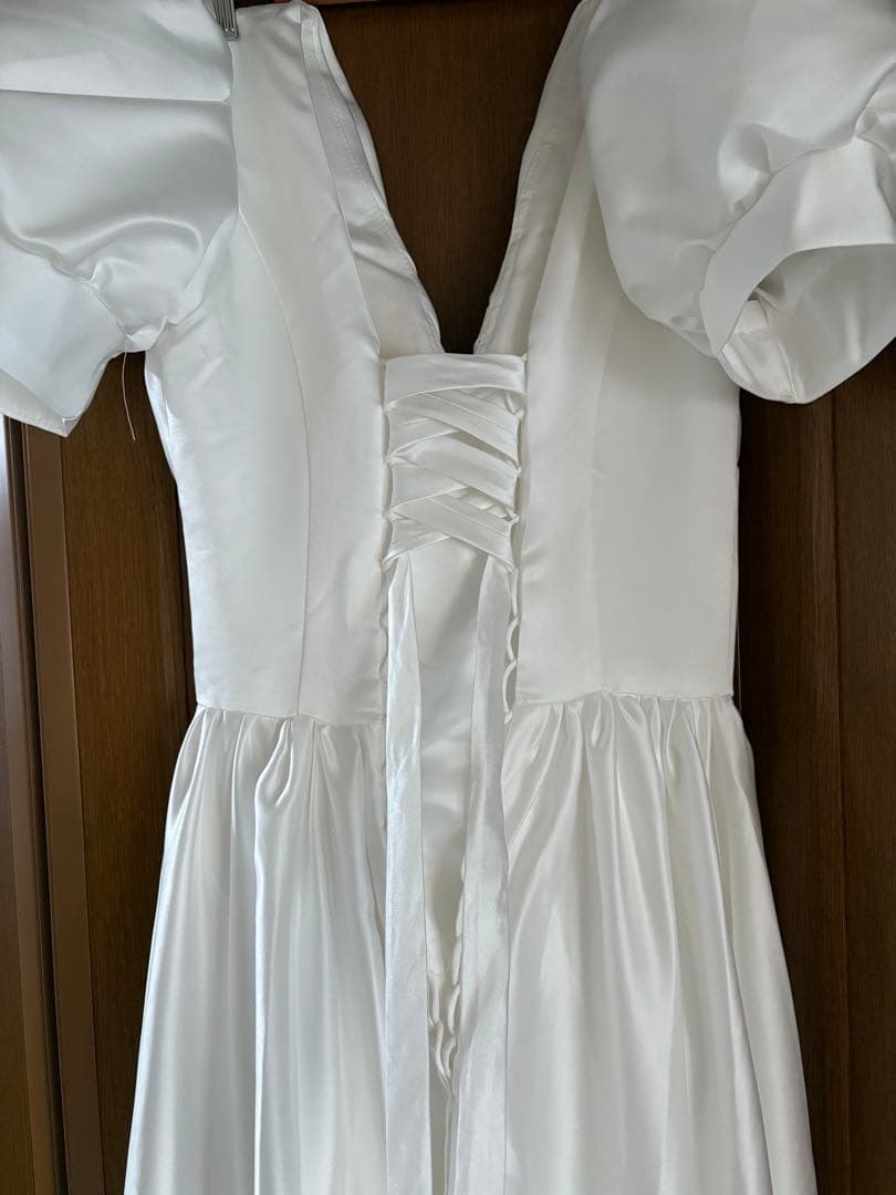 サテン　パフスリーブ　ウエディング　ドレス