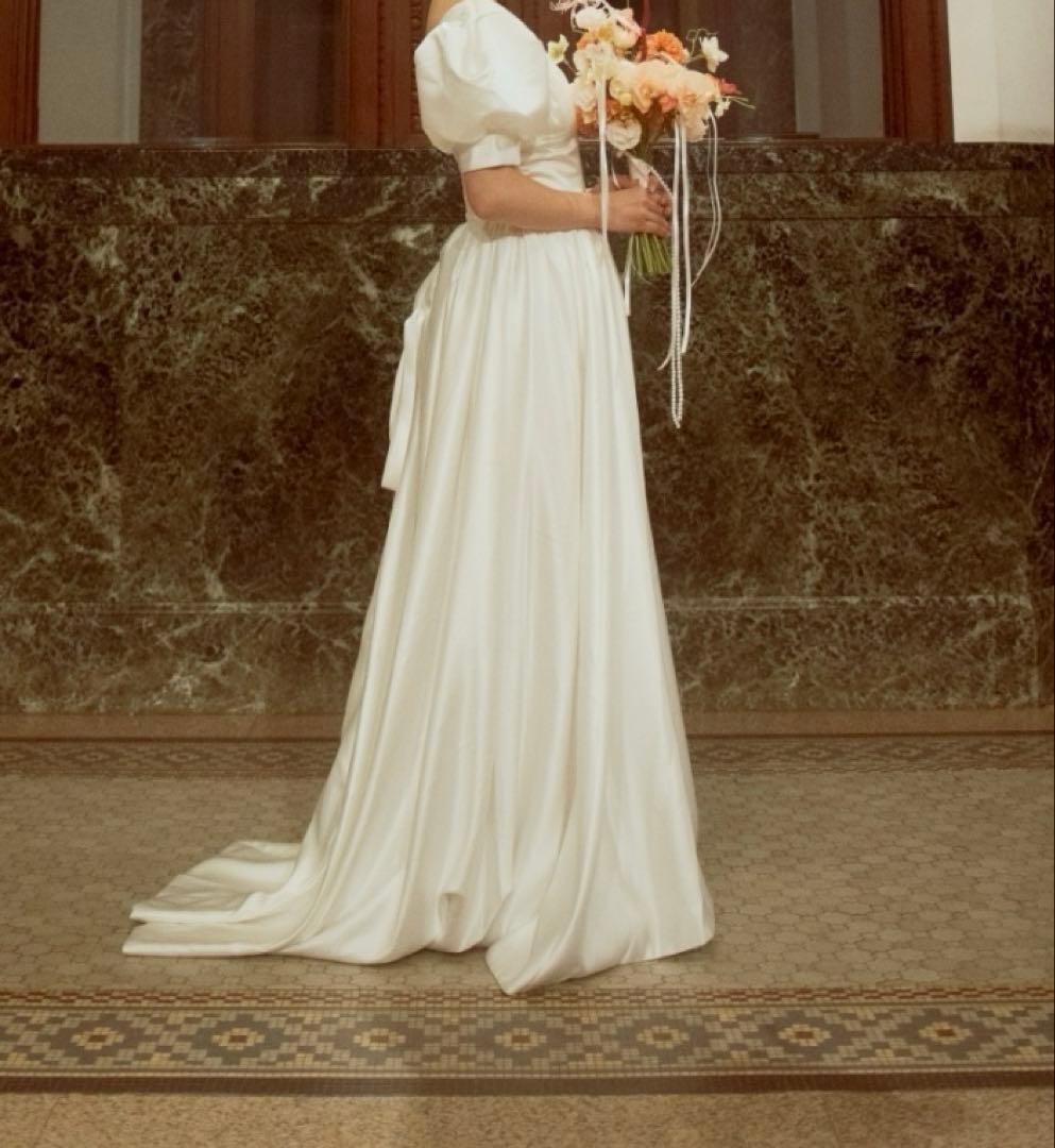 サテン　パフスリーブ　ウエディング　ドレス