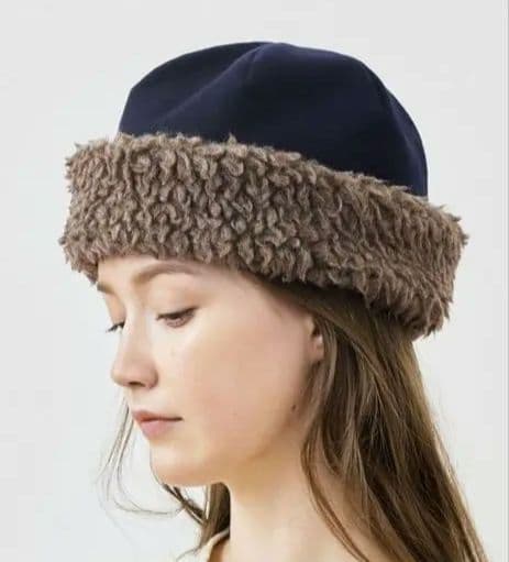 マチュアーハ リバーシブルボアビーニー　ネイビー×ブラウン