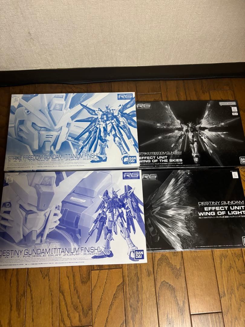 RG ストライクフリーダム　ディスティニーガンダム　［チタニウムフィニッシュ］