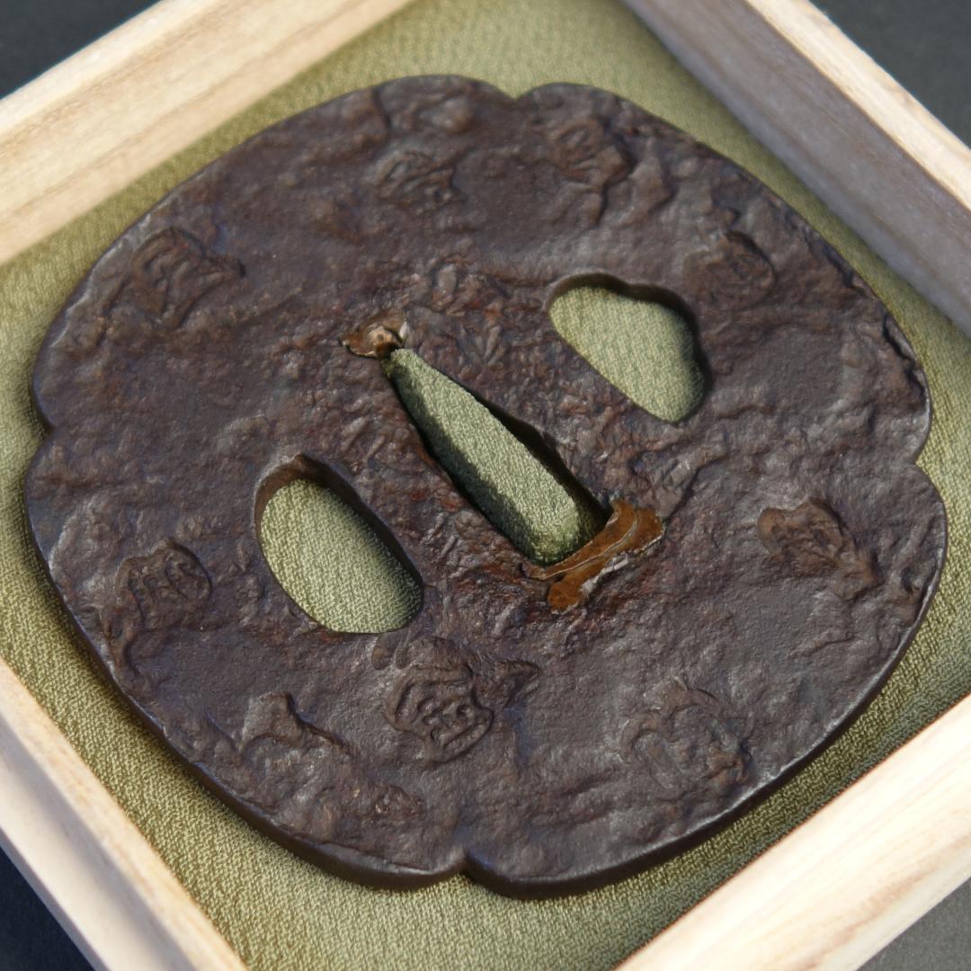 【刻印散図鐔 銘 山城国 天法】(鑑定書有) 鍔 鐔 刀装具 日本刀 武具 骨董