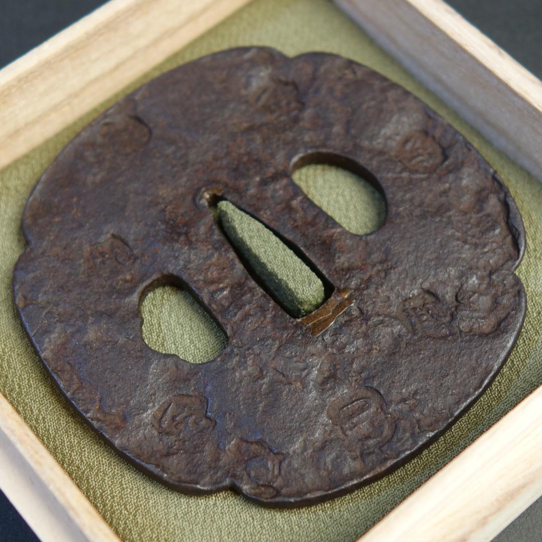 【刻印散図鐔 銘 山城国 天法】(鑑定書有) 鍔 鐔 刀装具 日本刀 武具 骨董