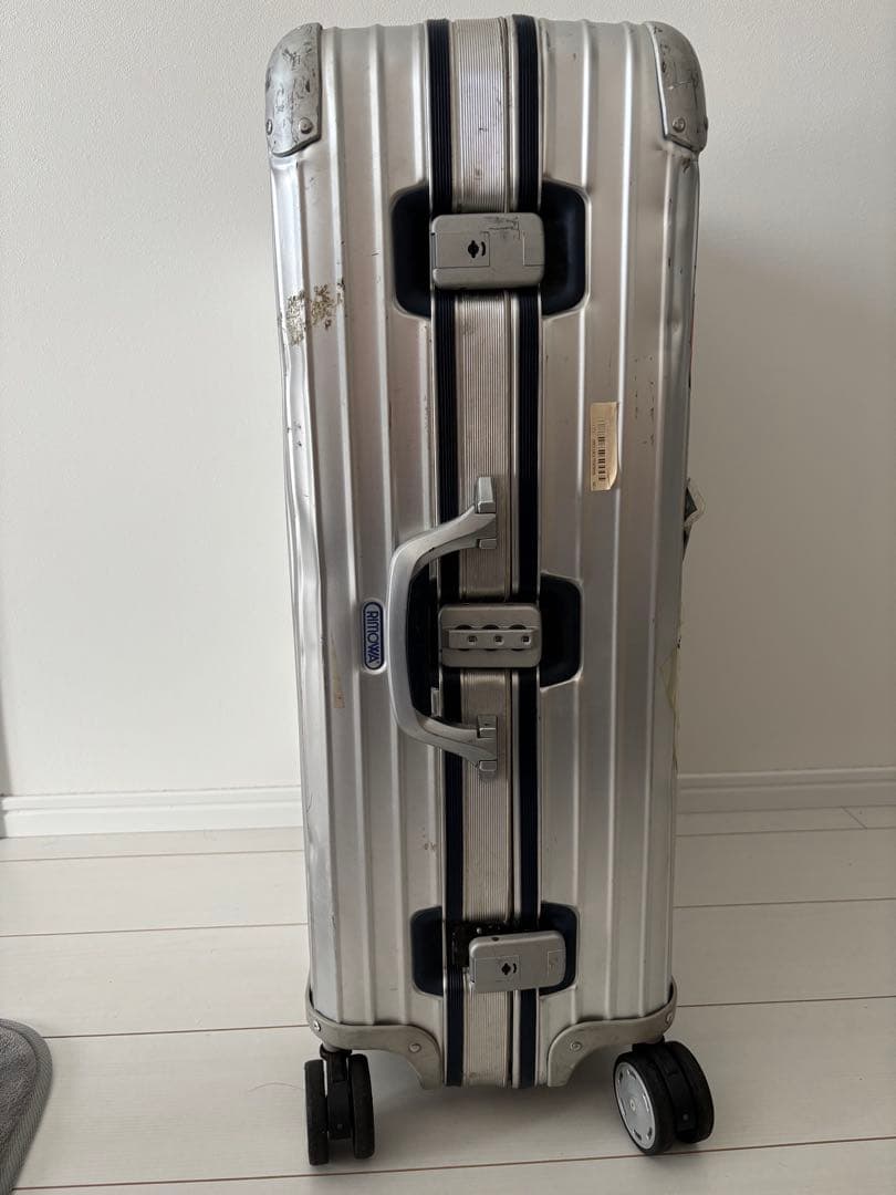 リモワ　RIMOWAアルミキャリーケース 中型 ステッカー付き