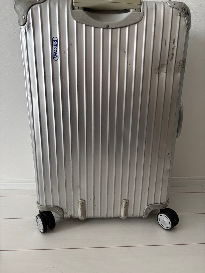 リモワ　RIMOWAアルミキャリーケース 中型 ステッカー付き