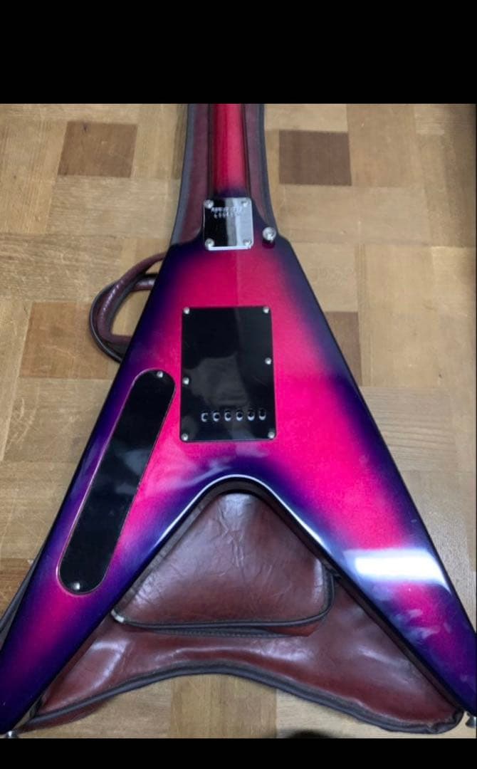 Vシェイプエレキギター グラデーションピンク FERNANDESエレキギター