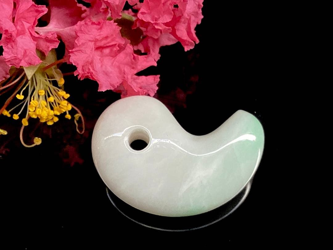 ✳premium一流の勾玉　コレクションレベルです‼️糸魚川翡翠淡いラベンダー入り